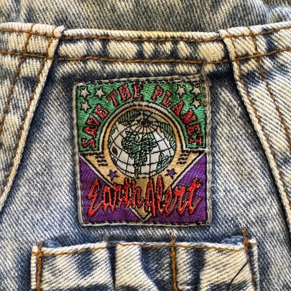 Vintage kids Light Wash Denim Overalls with Embroidered Patch 5 - Picture 3 of 7